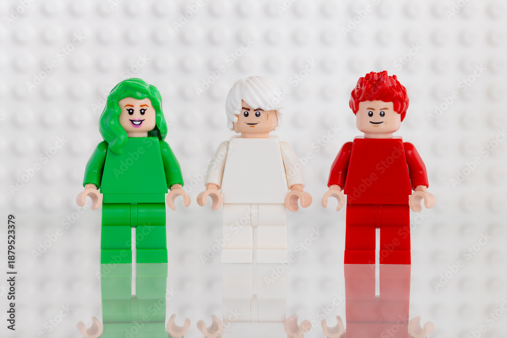 Naklejka premium Dortmund - Deutschland 16. Januar 2026 Lego Drei Minifiguren in den Farben grün weiß und rot - Studio Aufnahme