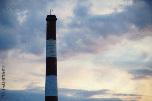 Φωτογραφία A smokeless factory chimney against the sky and clouds