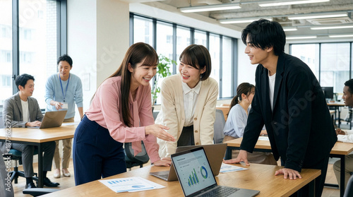 チームワークを感じる職場の若い男女