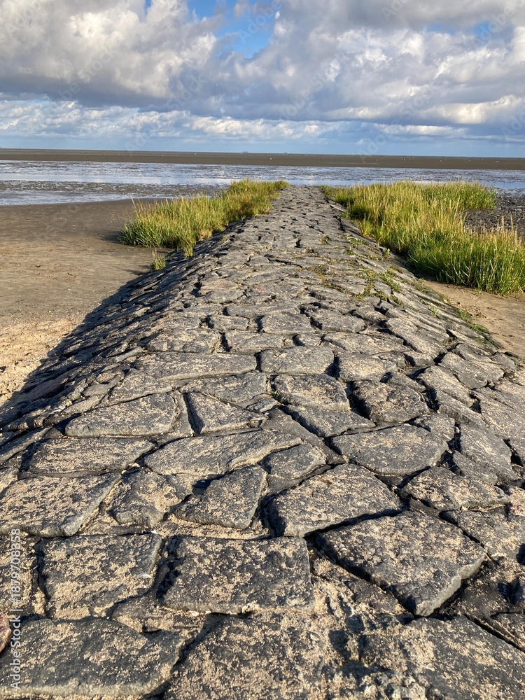 Fototapeta premium Mole am niedersächsischen Wattenmeer der Nordsee in Cuxhaven