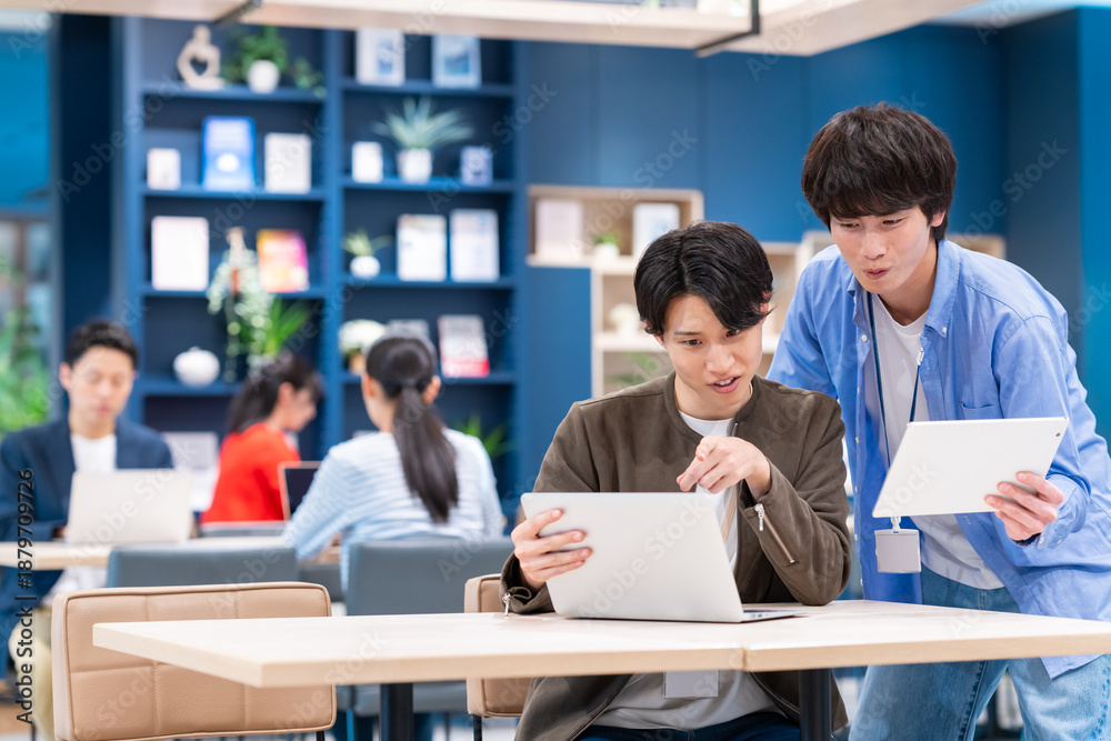 Fototapeta premium オフィスで働く若いエンジニア