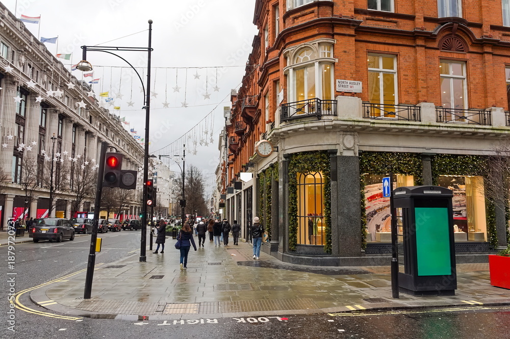 Obraz premium The corner of North Audey street and Oxford st. with people in the distance on a wet day in Westminster London UK. 