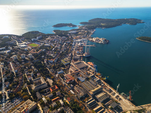 Tableau sur toile Epic wide aerial panorama of Pula 
city and Adriatic sea coastline