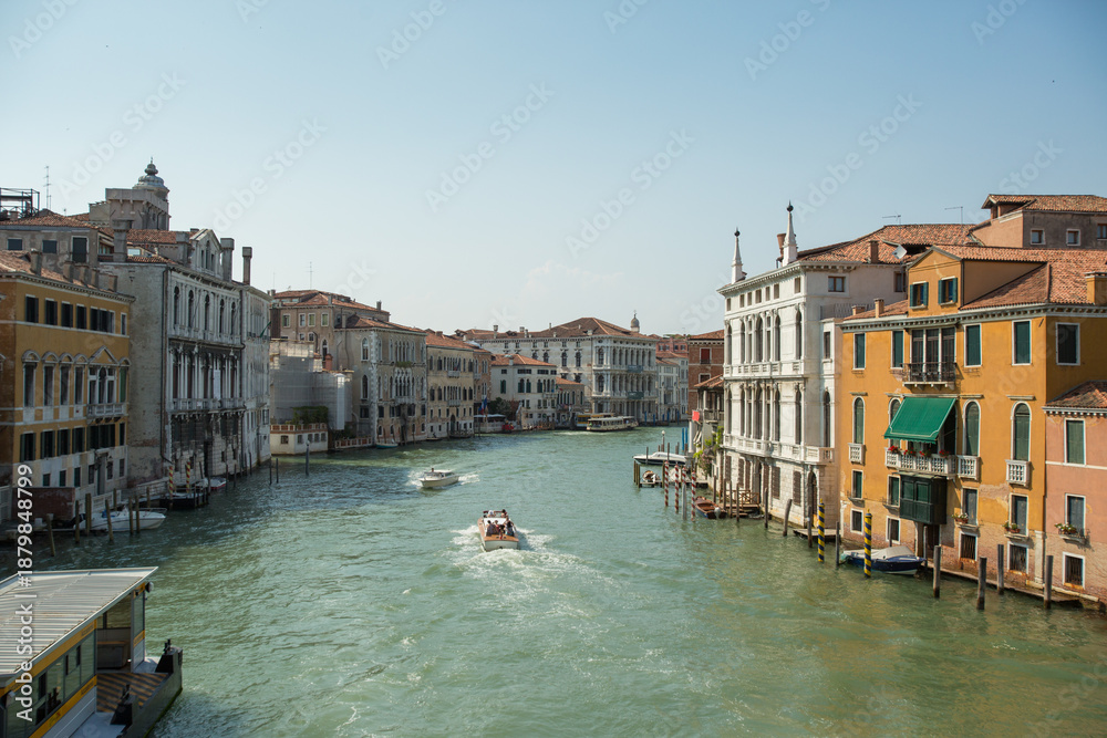 Obraz premium Venice, Italy, view of the city canal. Beautiful view of the old bridge in the evening.beautiful view of the Old Town