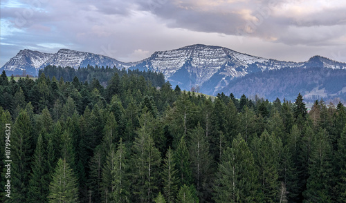 Foto Alpine landscape in early winter with the Nagelfluh mountain range in the Allgäu Alps, light snow on the peaks, clear air and a calm, natural atmosphere in the Bavarian Alps