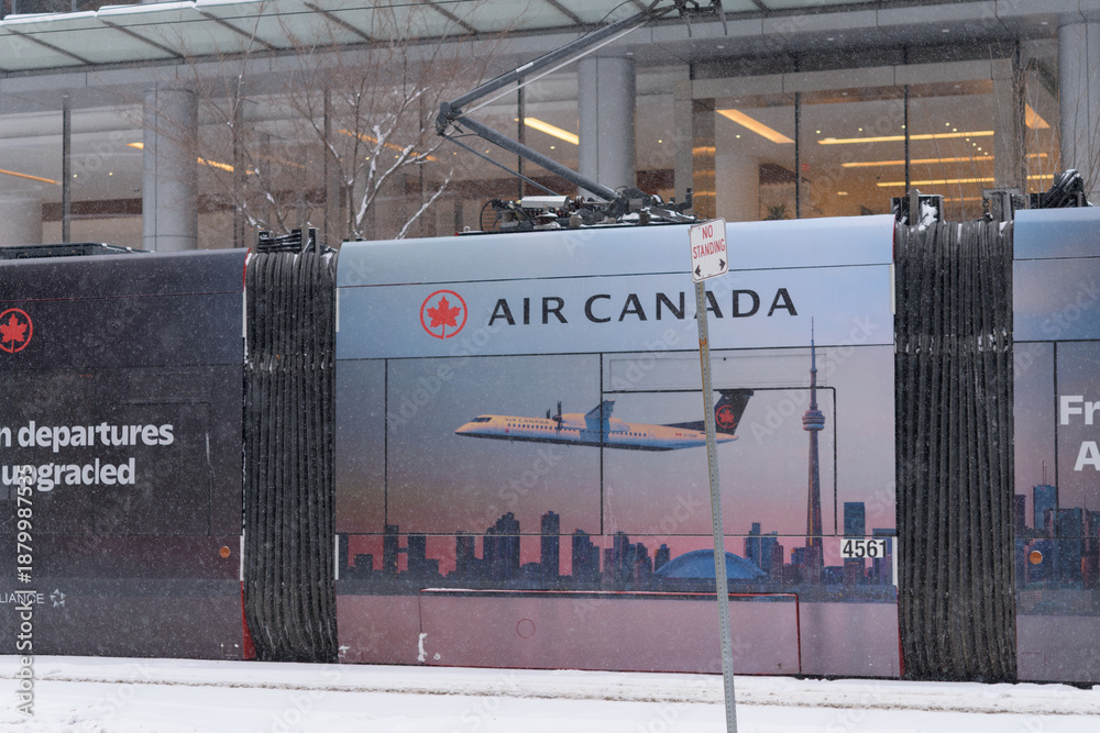 Obraz premium streetcar ad wrap featuring Air Canada promotion in Toronto 