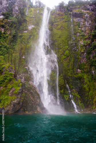 Der Milford Sound auf der neuseeländischen Südinsel - einfach traumhaft, diese unzähligen Wasserfälle