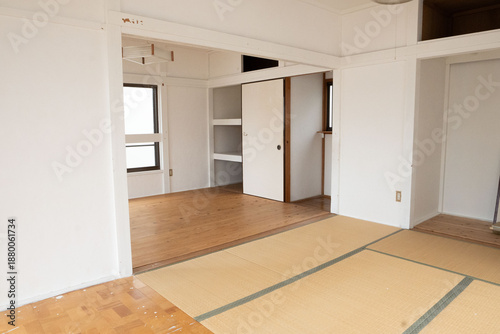老朽化した日本の和室、リフォーム前の和室、明るい畳の部屋