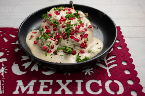 Chile en nogada tradicional mexicano con granada