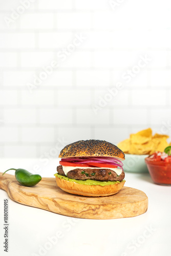 Jalapeño burger with chips