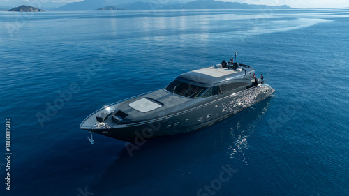 Foto Luxury Yacht on the Ocean: A sleek, modern yacht, cutting through the calm ocean
