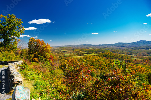 Foto Scenic overlook with viewing along Blue Ridge Parkway in Shenandoah National Par
