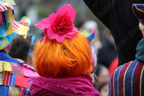 Kostümierte Frau mit Perücke - Karneval in Deutschland / Straßenkarneval / Karnevalszug