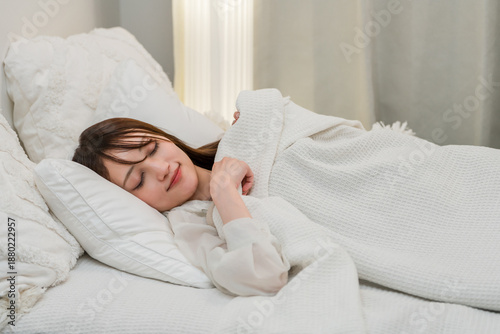 Foto Young Asian woman sleeping in bed (sleep, sound sleep, sleep time, good sleep)