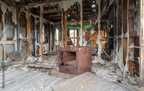 Fotografi A rusty stove sits in the middle of the floor of a shack at an a