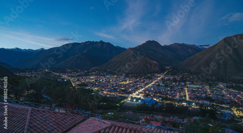 Foto Scenic panoramic landscape of Urubamba, a town in the Sacred Valley of the Incas in southern Peru, featuring lush agricultural fields and spectacular mountains of the Andes