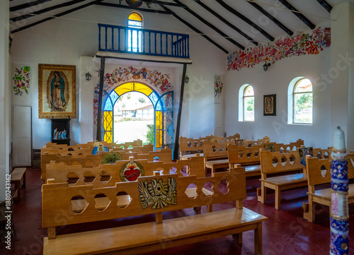 Fotografías diurnas de casas tradicionales andinas y una iglesia histórica en Maras, ubicado en el Valle Sagrado de los Incas, Perú. Las imágenes muestran la arquitectura peruana auténtica, el patrimo