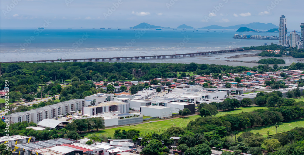 Fototapeta premium TRAMO MARINO, CIUDAD DE PANAMA. CORREDOR SUR DE PANAMA. PANAMA DESDE LAS ALTURAS