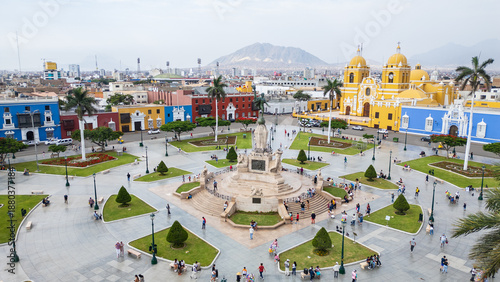 Φωτογραφία PANORAMIC AERIAL DRONE VIEW OF TRUJILLO PLAZA DE ARMAS, HISTORIC CITY CENTER OF