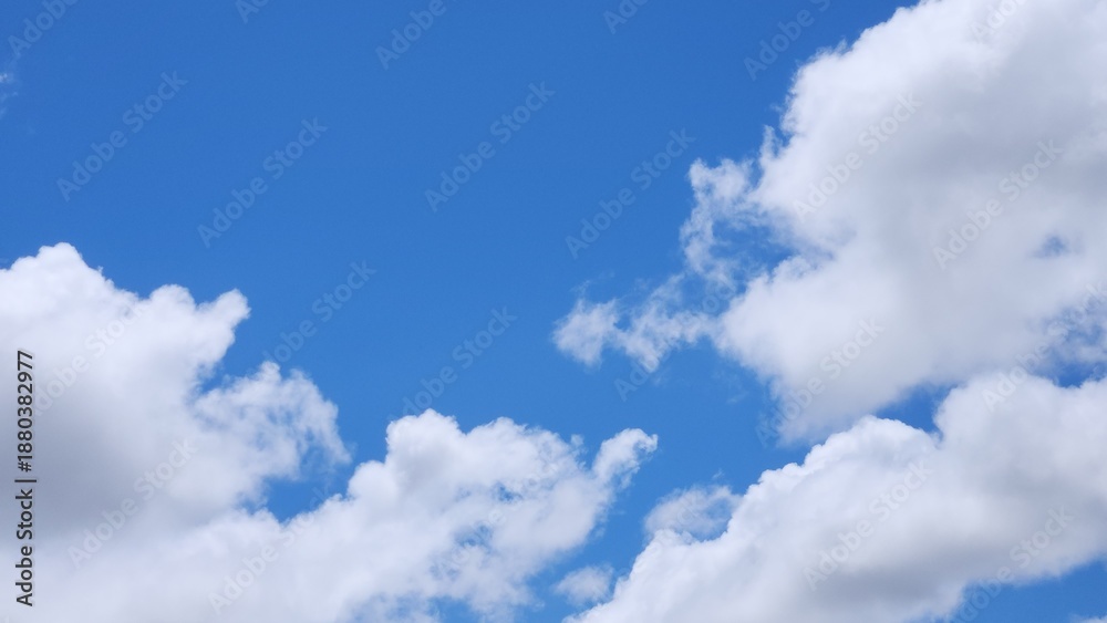 Obraz premium 0019 Bright Vivid Blue Sky and Fluffy Cloudscape