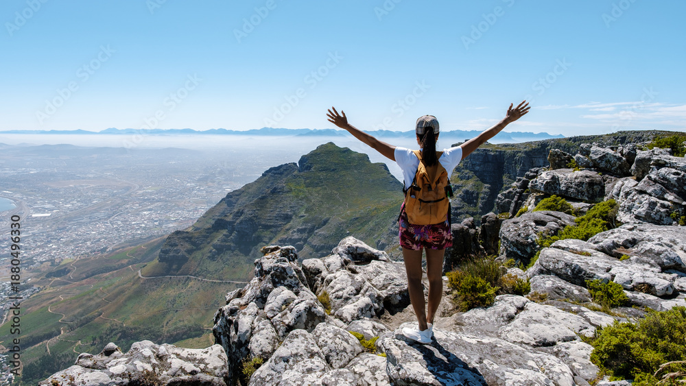 Obraz premium Epic view from Table Mountain showcasing Cape Towns beauty and vibrant landscape