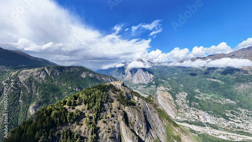 Foto Fort du Telegraphe with valley landscape in the background, Savoie, Auvergne-Rhone-Alpes, France, Europe