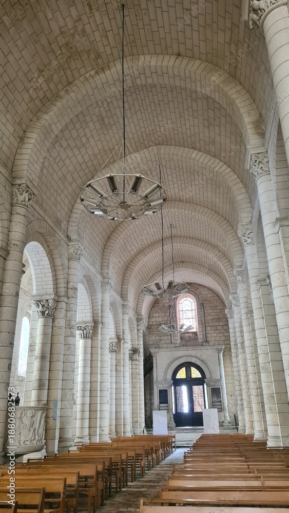 Obraz premium La belle nef romane d'une église saintongeaise (Poitou-Charentes)