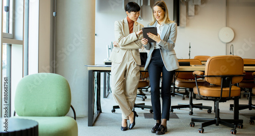 Two businesswomen discussin...