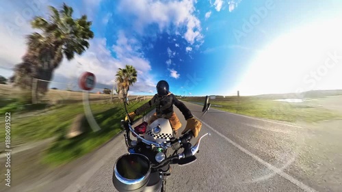 Chico con casco oscuro en motocicleta clásica rodando por carretera y bosque en día soleado ,toma grabada en 4k