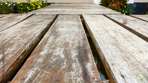 Foto Close-up texture of weathered wooden boardwalk planks