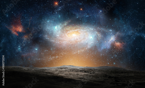 Foto Bright spiral galaxy glowing in deep space above a dark alien surface