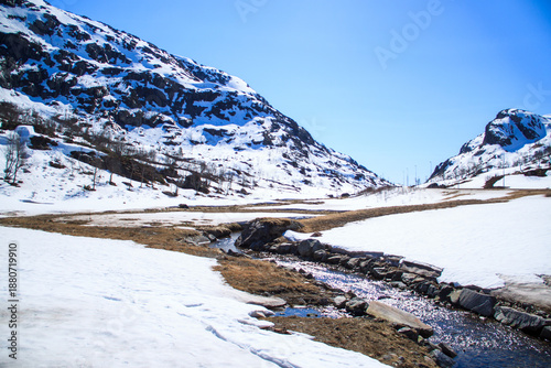 Photos Schneetal mit Bach in norwegischen Bergen