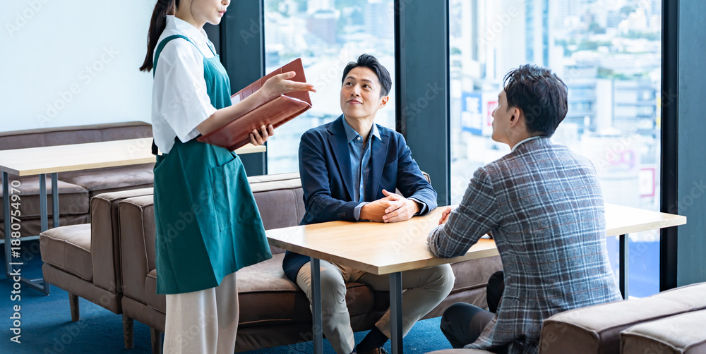 Obraz premium 飲食店で働く女性