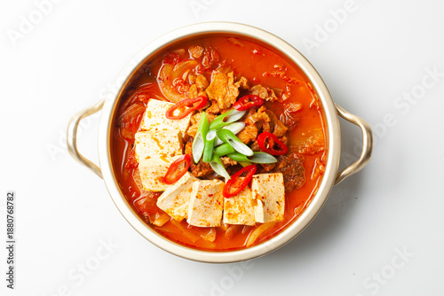 김치찌개는 김치를 넣고 끓인 찌개.
Kimchi stew is a stew made with kimchi.

