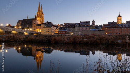 Photos Views of the stone bridge, the danube and the old town of Regensburg on a cold w