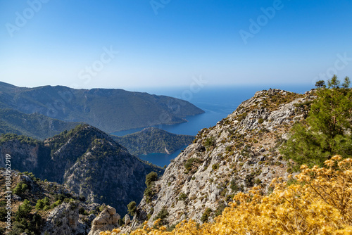 Foto Panoramic high angle view of Yediburunlar (Seven Capes) coastline from the Lycian Way trail near Alınca