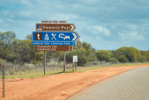 Foto Scenic view of Hamelin Pool Road in Western Australia stretching across arid lan