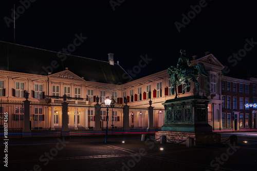 Noordeinde Palace and William of Orange statue at night