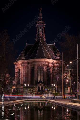 Nieuwe Kerk church with water reflection at night