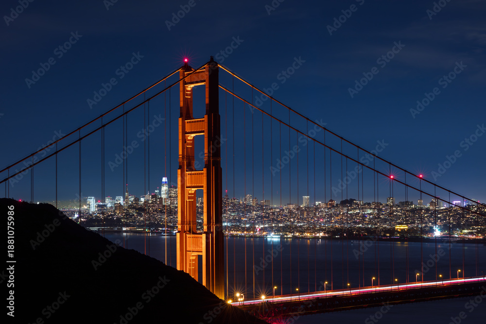 Fototapeta premium Golden Gate Bridge and San Francisco skyline at night