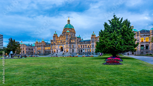 Schilderij op canvas British Columbia Legislative Assembly Building at Dusk in Victoria, Canada