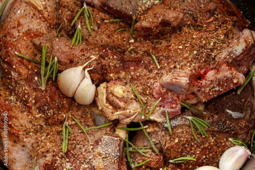 Valokuva Raw red meat chunk marinating with dry spices, garlic and rosemary herbs