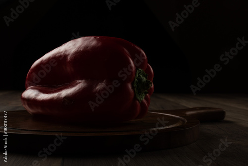 фотографія pimentón o pimiento rojo sobre una tabla, en clave baja