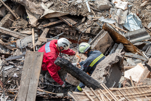 Foto Rescue workers clearing debris at collapsed building site