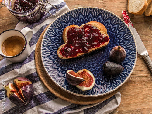 Wallpaper Mural Frühstück mit Zopf und Feigenkonfitüre Torontodigital.ca