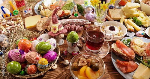 Foto Bright Seasonal Table Setting, Lively Holiday Meal Scene Featuring Decorated Egg