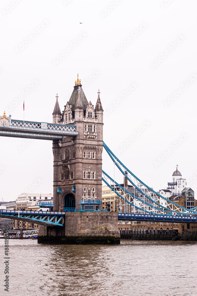 Obraz premium Tower Bridge spanning the River Thames, connecting central London with the South Bank, an iconic United Kingdom landmark