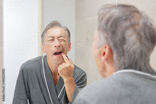 Photos 虫歯に悩むシニア男性