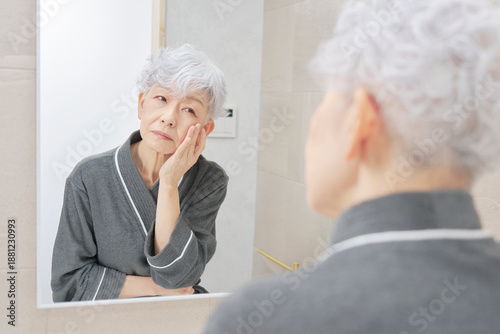 Wallpaper Mural シニア女性　肌トラブル Torontodigital.ca