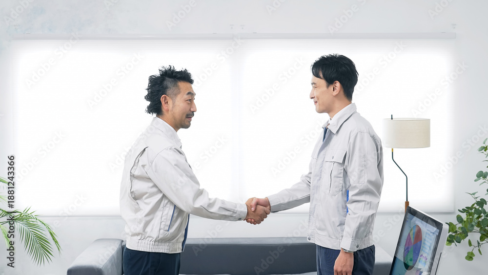 Fototapeta premium オフィスで握手する作業員のグループ